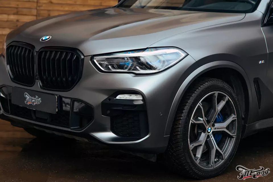 Матовый облик и прочная защита: оклеили BMW X5 серым матовым полиуретаном
